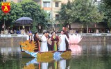 Người dân Thủ đô thích thú nghe hát quan họ tại Văn Miếu - Quốc Tử Giám